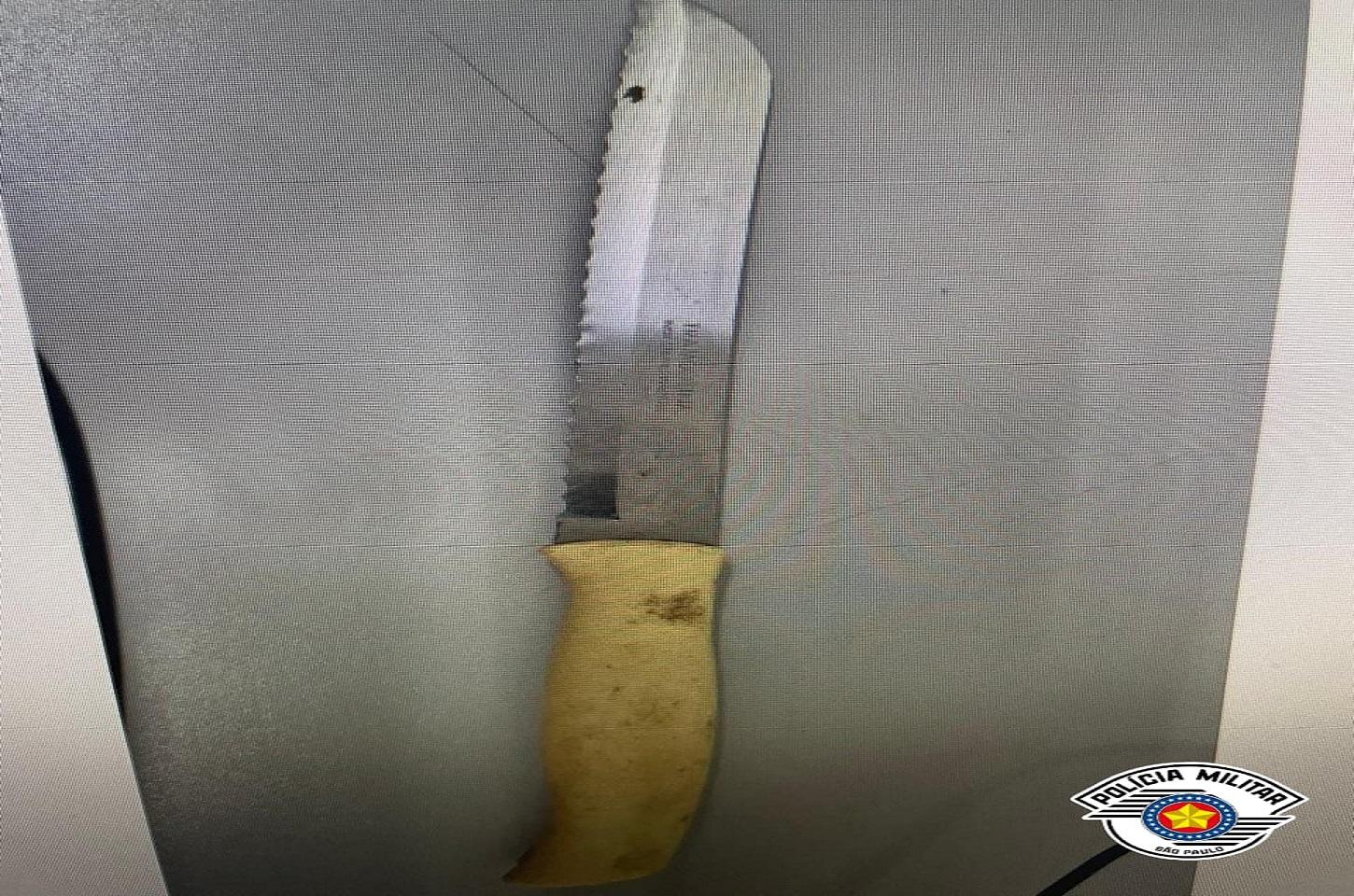 POLÍCIA MILITAR PRENDE HOMEM APÓS AGRESSÃO E AMEAÇA EM ARARAS SP