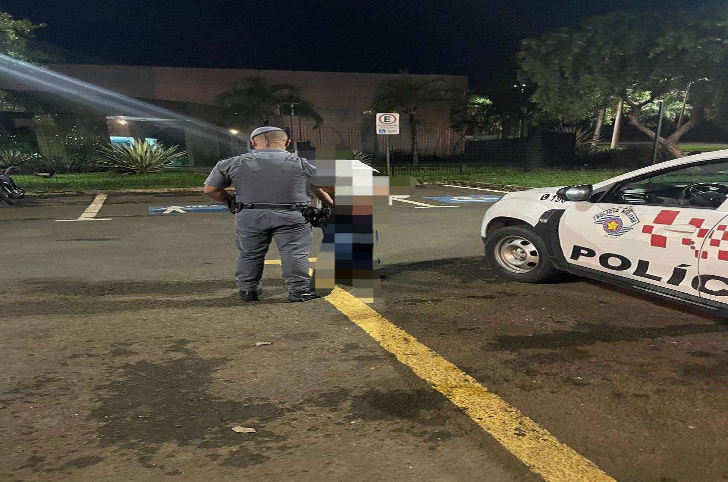 POLÍCIA MILITAR PRENDE HOMEM POR DESCUMPRIMENTO DE MEDIDA PROTETIVA, INJÚRIA E AMEAÇA