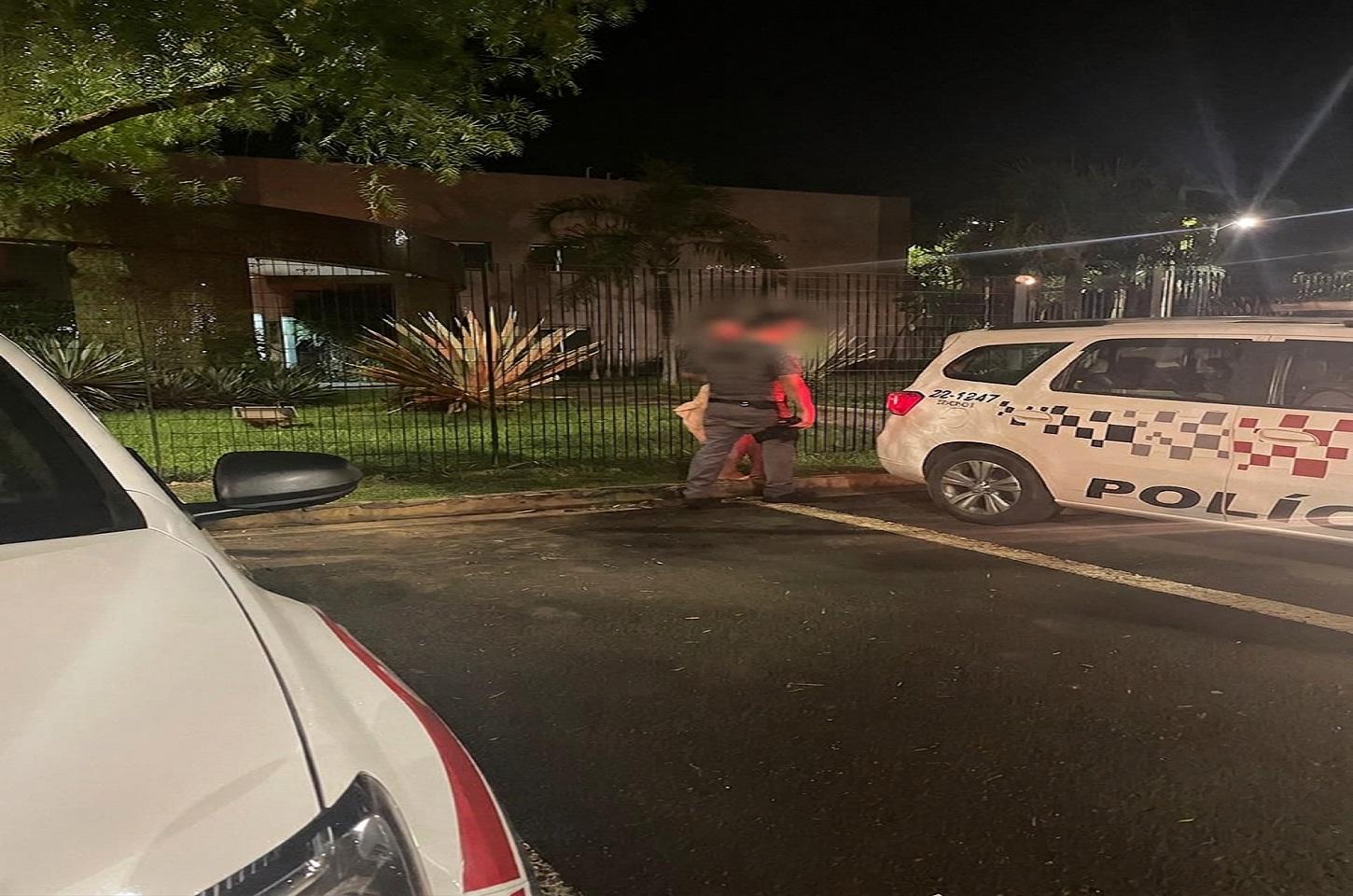 POLÍCIA MILITAR PRENDE HOMEM POR TRÁFICO DE DROGAS EM ARARAS SP