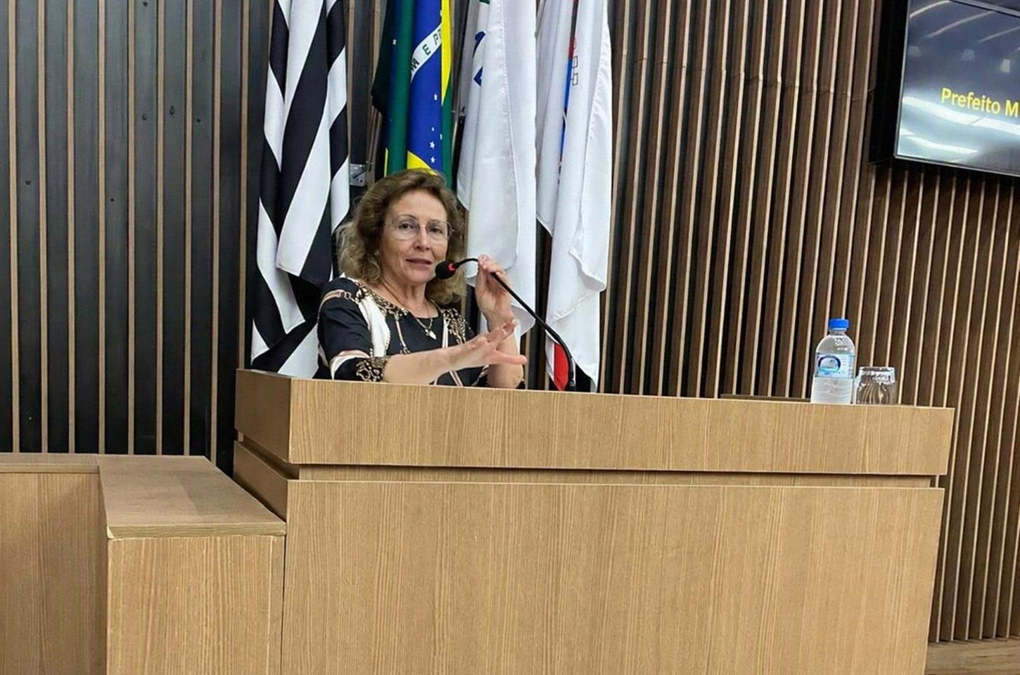 Prefeita de Araras aborda questões da Administração Pública em sessão na Câmara a convite da presidência
