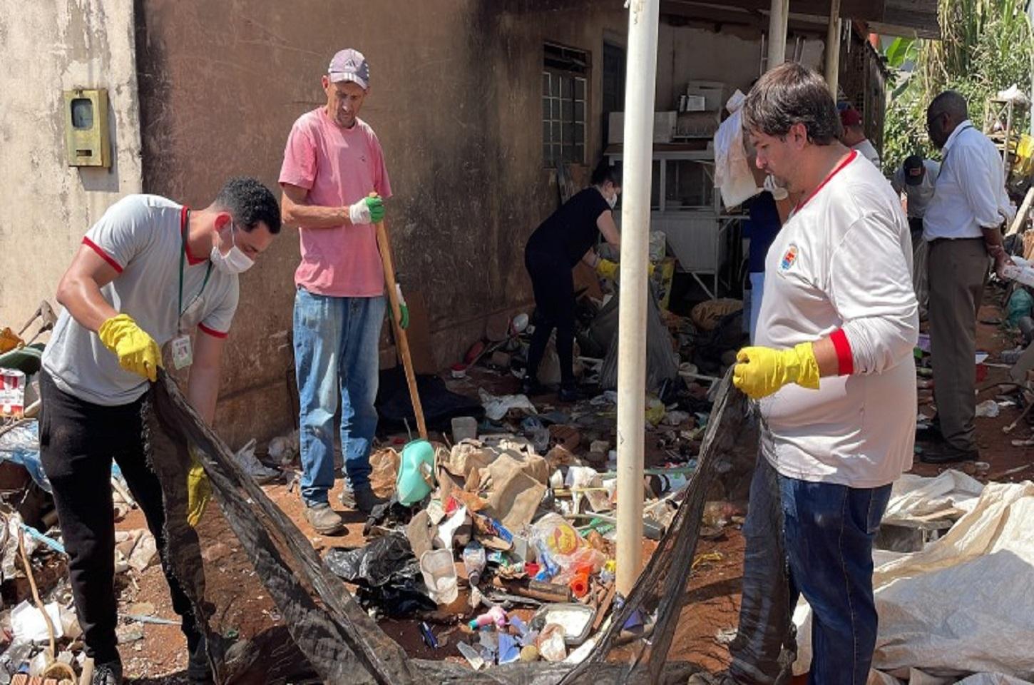 Prefeitura realiza limpeza em casa de acumulador