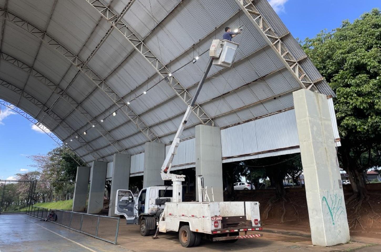 Prefeitura troca 78 lâmpadas do Centro Esportivo “Ruy Branco de Miranda”