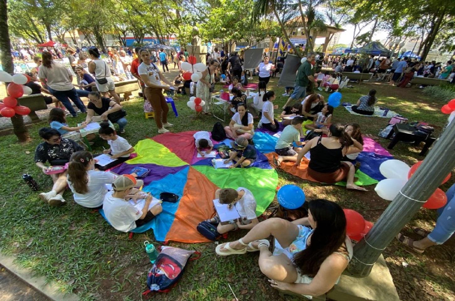 66ª Maratona de Desenho reúne 2.000 pessoas na Praça Barão