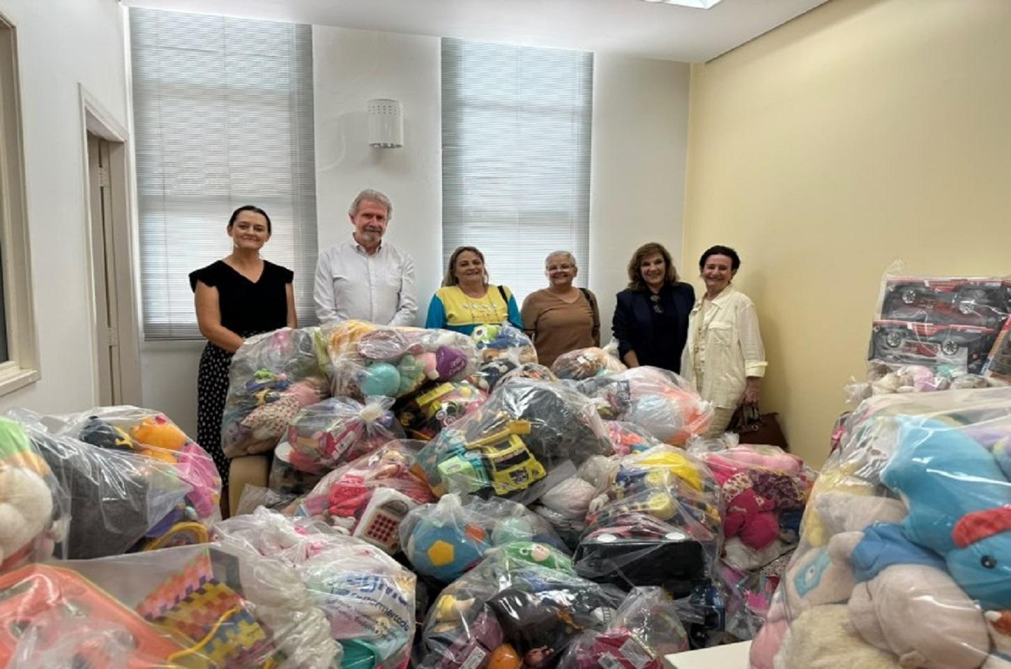 Fuss Araras recebe doação de 1.800 brinquedos da FHO