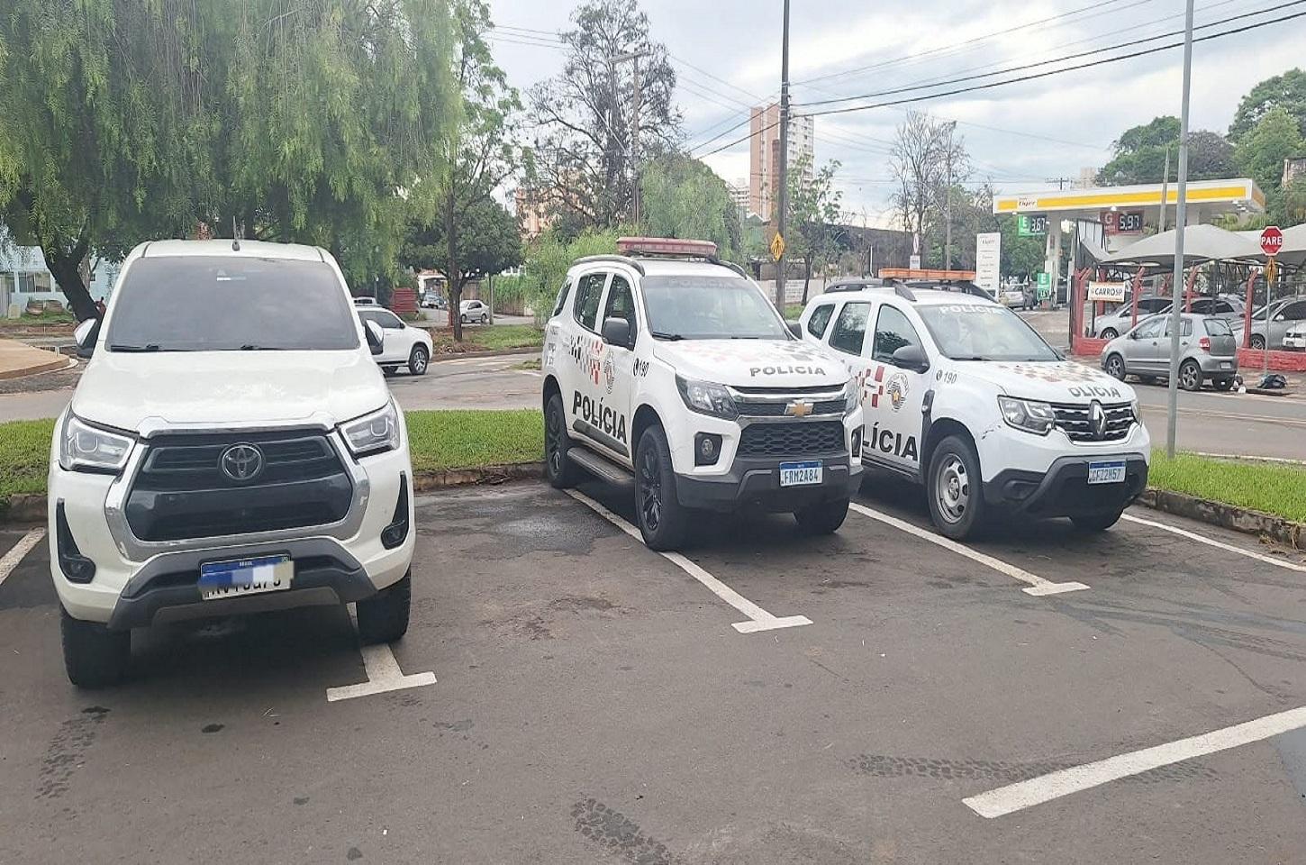 PM localiza caminhonete furtada em Araras com sinais identificadores adulterados