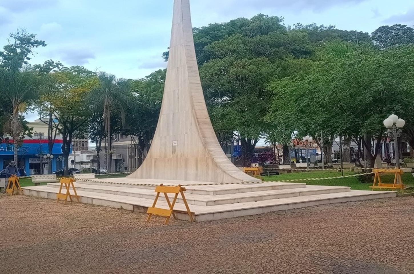 Prefeitura inicia revitalização do Obelisco na Praça Barão