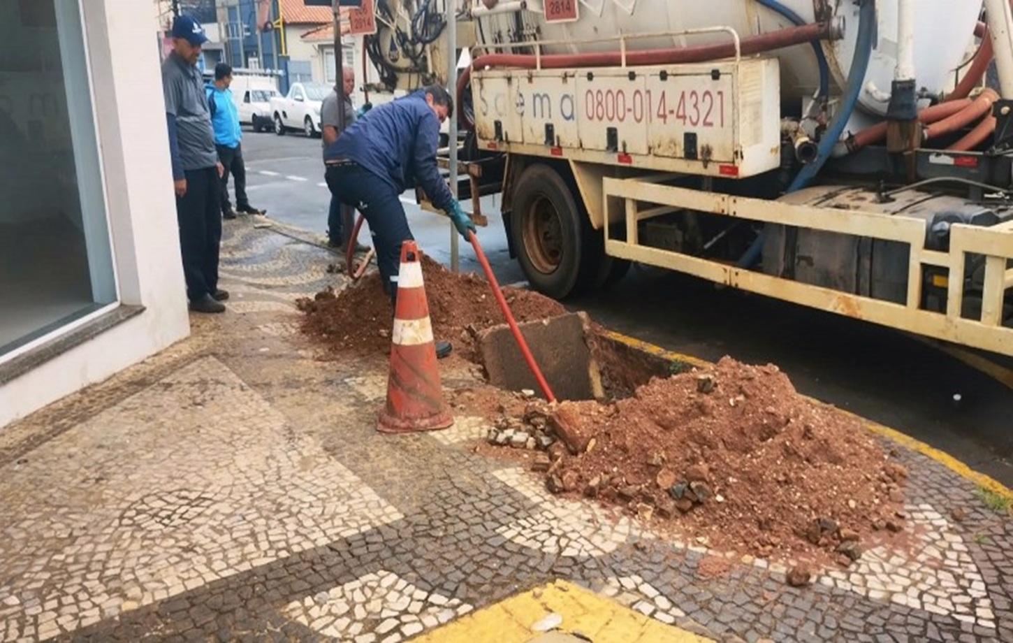 Prefeitura intensifica trabalho de desobstrução e conservação de bueiros e bocas de lobo