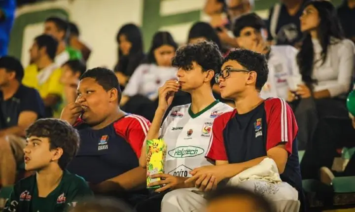 Alunos da Escola Leonaldo Zornoff acompanham jogo do União São João