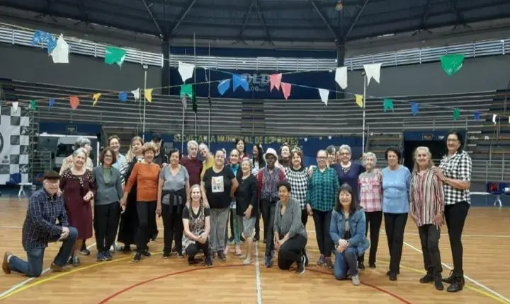 Alunos do projeto Ativa Idade participam de festa julina
