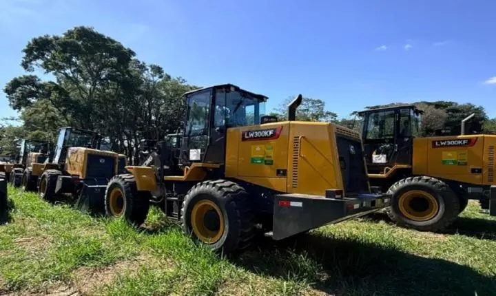 Araras recebe pá carregadeira do Ministério da Agricultura
