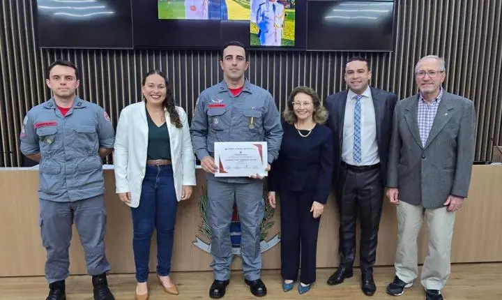 Câmara Municipal entrega medalha “Bombeiro do Ano” em sessão solene