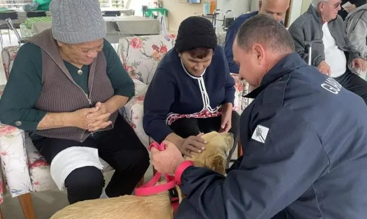 Centro Dia do Idoso recebe visita dos cães da Guarda Municipal