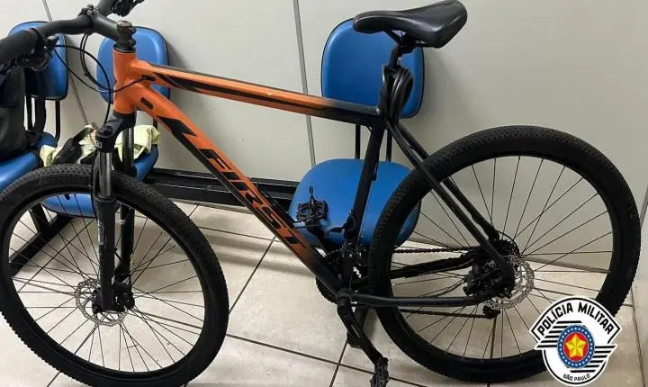 Dois suspeitos são detidos com simulacro de arma e bicicleta sem procedência em Araras