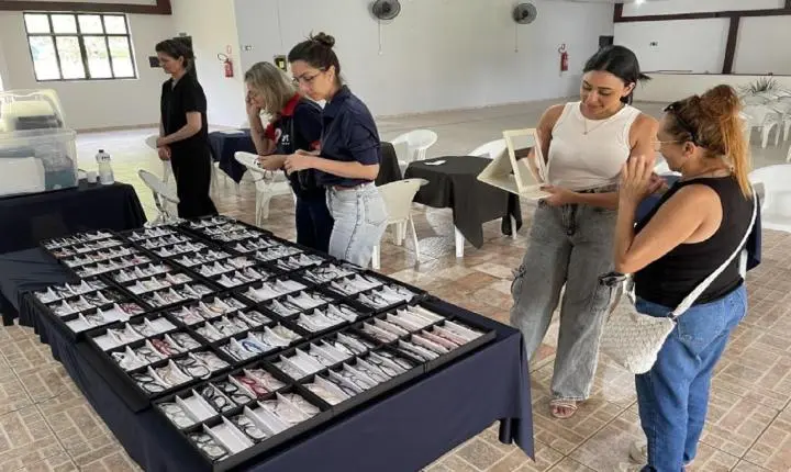 Fuss Araras entrega 42 óculos a beneficiários do CadÚnico