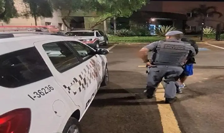 HOMEM É PRESO EM FLAGRANTE POR TRÁFICO DE DROGAS EM ARARAS SP