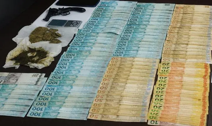 Homem é preso por tráfico de drogas e posse ilegal de arma durante Operação Impacto em Leme SP