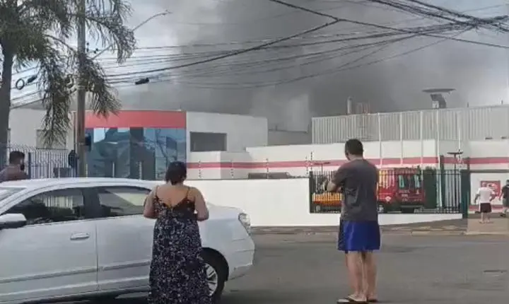 Incêndio atinge empresa em Araras e mobiliza 30 bombeiros; ninguém fica ferido