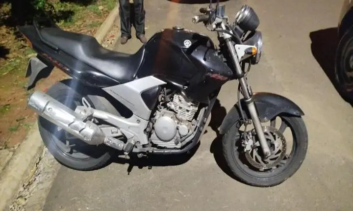 MOTO DESAPARECE EM FRENTE DE CASA E É ENCONTRADA ESCONDIDA EM ÁREA DE MATA EM LEME SP