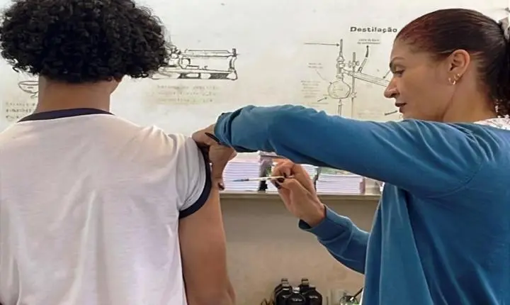 Multivacinação: campanha continua nas escolas da cidade