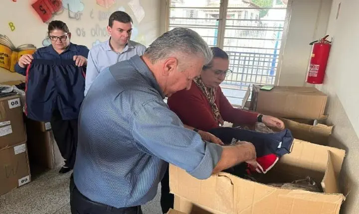 Novo uniforme: kits começam a chegar nas escolas do município
