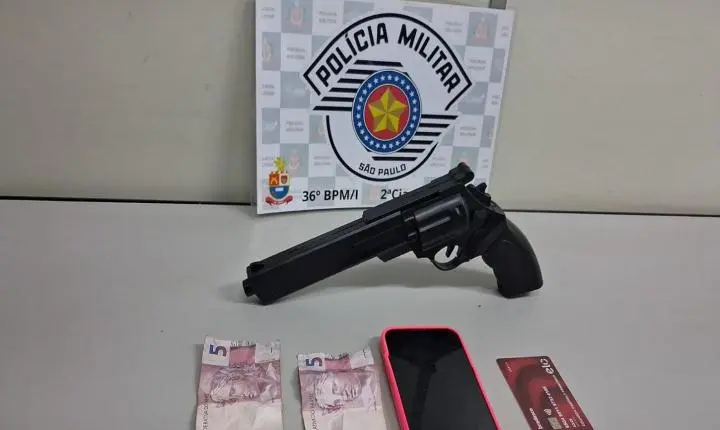 OCORRÊNCIA EM ANDAMENTO; POLÍCIA MILITAR FLAGRA MOTOCICLETA ROUBADA E PRENDE CASAL EM ARARAS