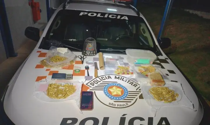 POLÍCIA MILITAR APREENDE MAIS DE 900 GRAMAS DE DROGAS EM ARARAS E PRENDE MULHER EM FLAGRANTE