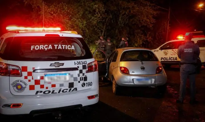 Polícia Militar recupera veículo furtado em Araras após suspeito reagir a abordagem
