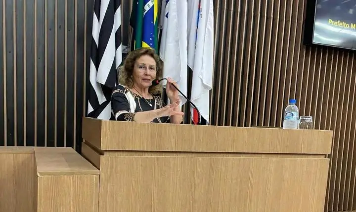 Prefeita de Araras aborda questões da Administração Pública em sessão na Câmara a convite da presidência