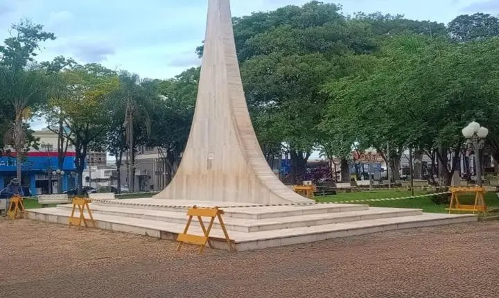 Prefeitura inicia revitalização do Obelisco na Praça Barão