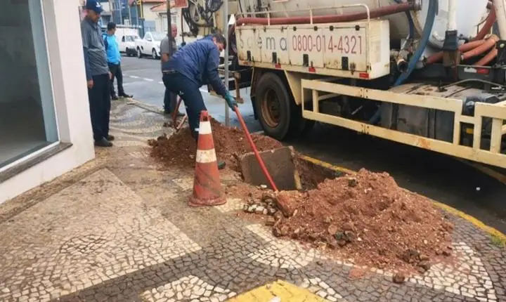Prefeitura intensifica trabalho de desobstrução e conservação de bueiros e bocas de lobo