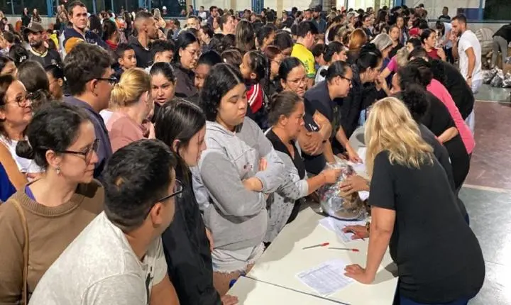 Prefeitura realiza ato simbólico de entrega dos novos uniformes escolares