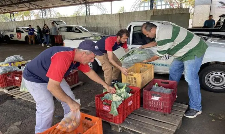 Prefeitura realiza entrega de cestas de verduras, frutas e legumes
