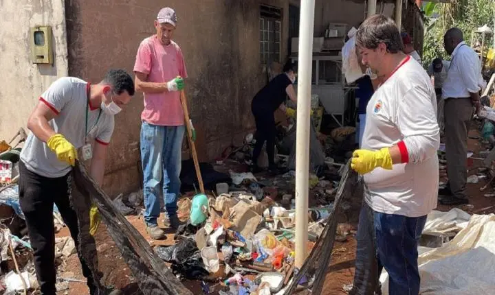 Prefeitura realiza limpeza em casa de acumulador