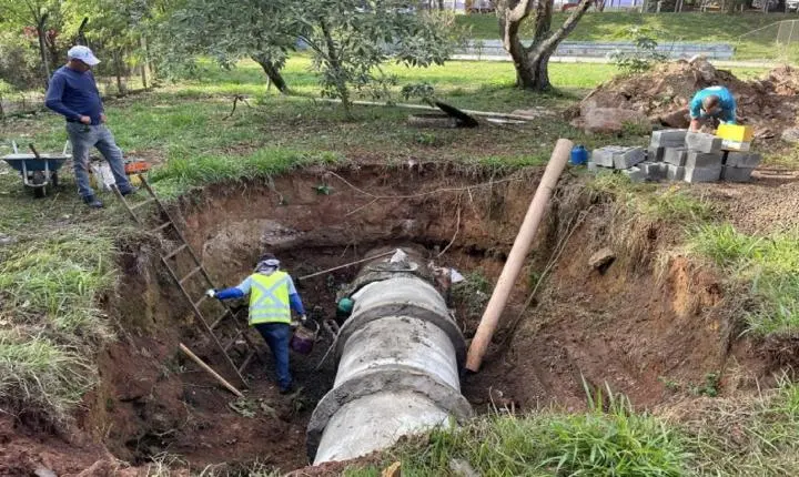 Secretaria de Obras substitui tubulação no “Ruy Branco de Miranda”