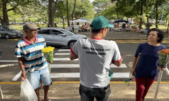 Setor de Endemias orienta sobre combate à dengue no cemitério